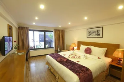 Tweepersoonskamer met tweepersoonsbed of twee aparte bedden met uitzicht — Family Hanoi Hotel